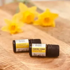 Buteleczki olejków Chamomile German i Chamomile Roman AromatherapyOils, prezentujące naturalny olejek rumiankowy właściwości